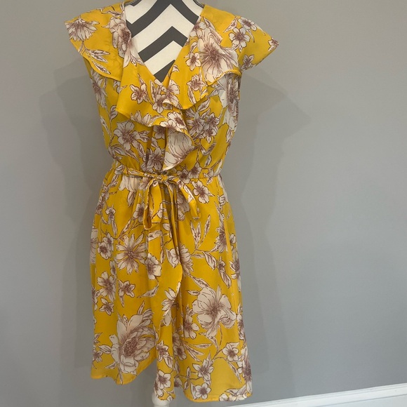 Yellow floral above knee sleeveless dress - Picture 3 of 3